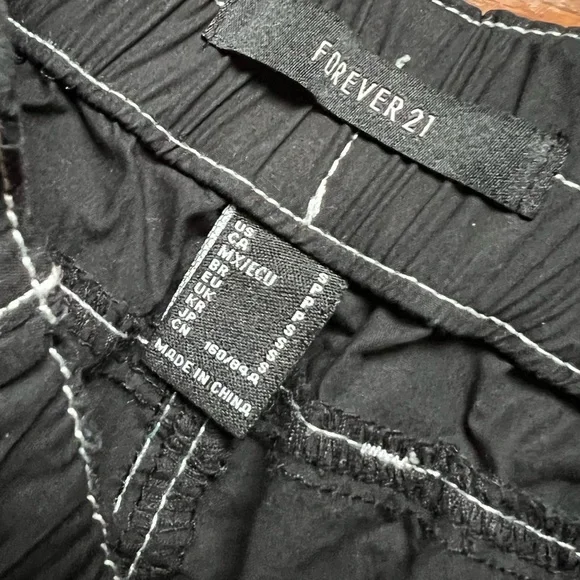 NWOT Black Cargo Pants 90s Y2K Punk Grunge small s pockets edgy rave Forever 21 - Picture 4 of 4